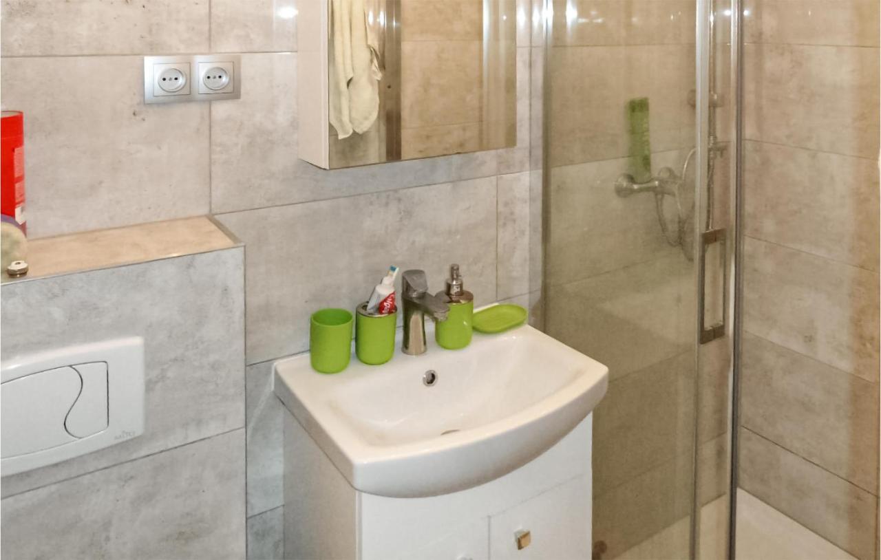 1 Bedroom In Apartment